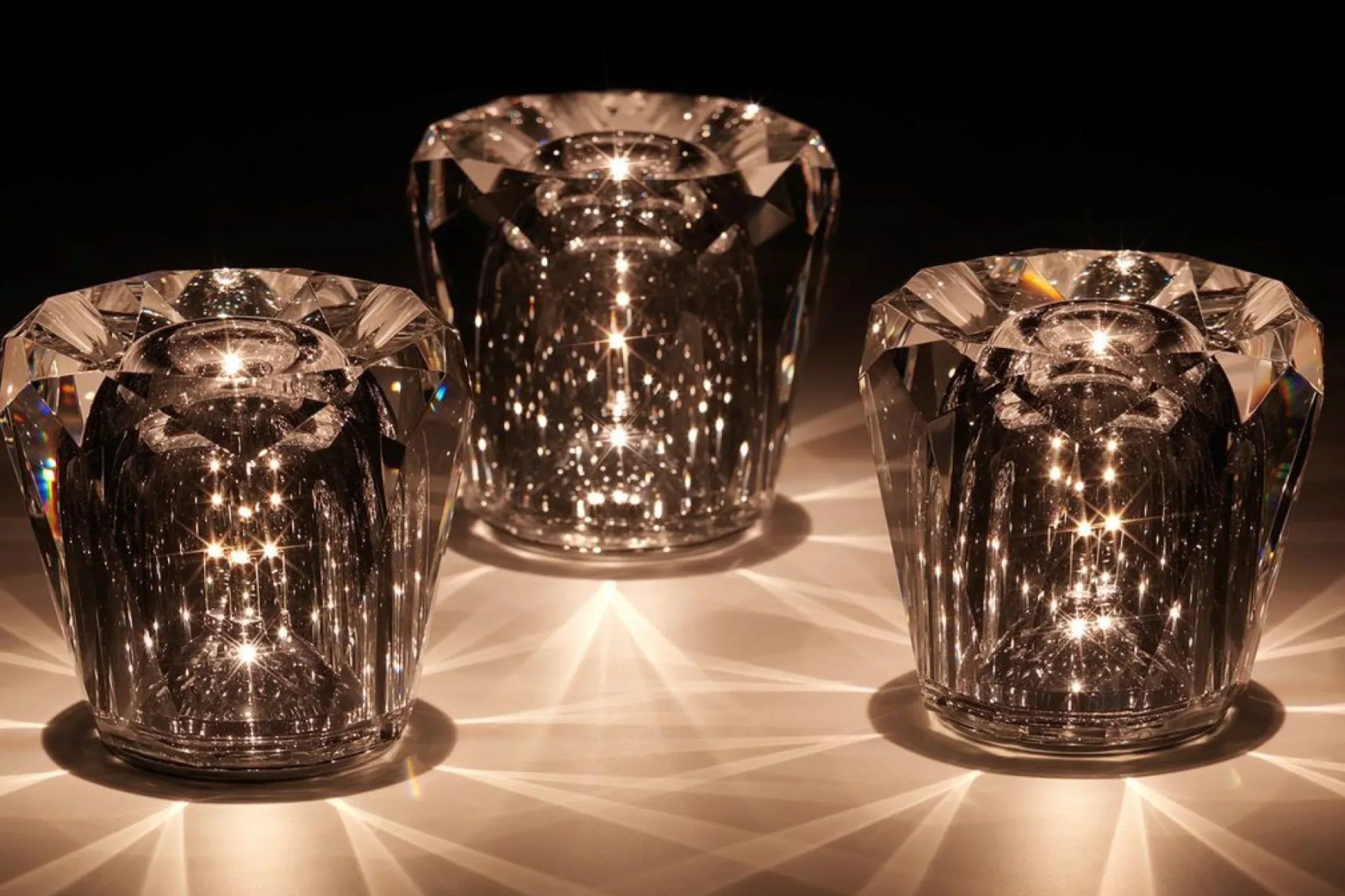 Crystal Table Lamp VÉLORIA | Diamond Optics & 360° Light Effects | Wireless & USB Rechargeable | Up to 12 Hours of Illumination