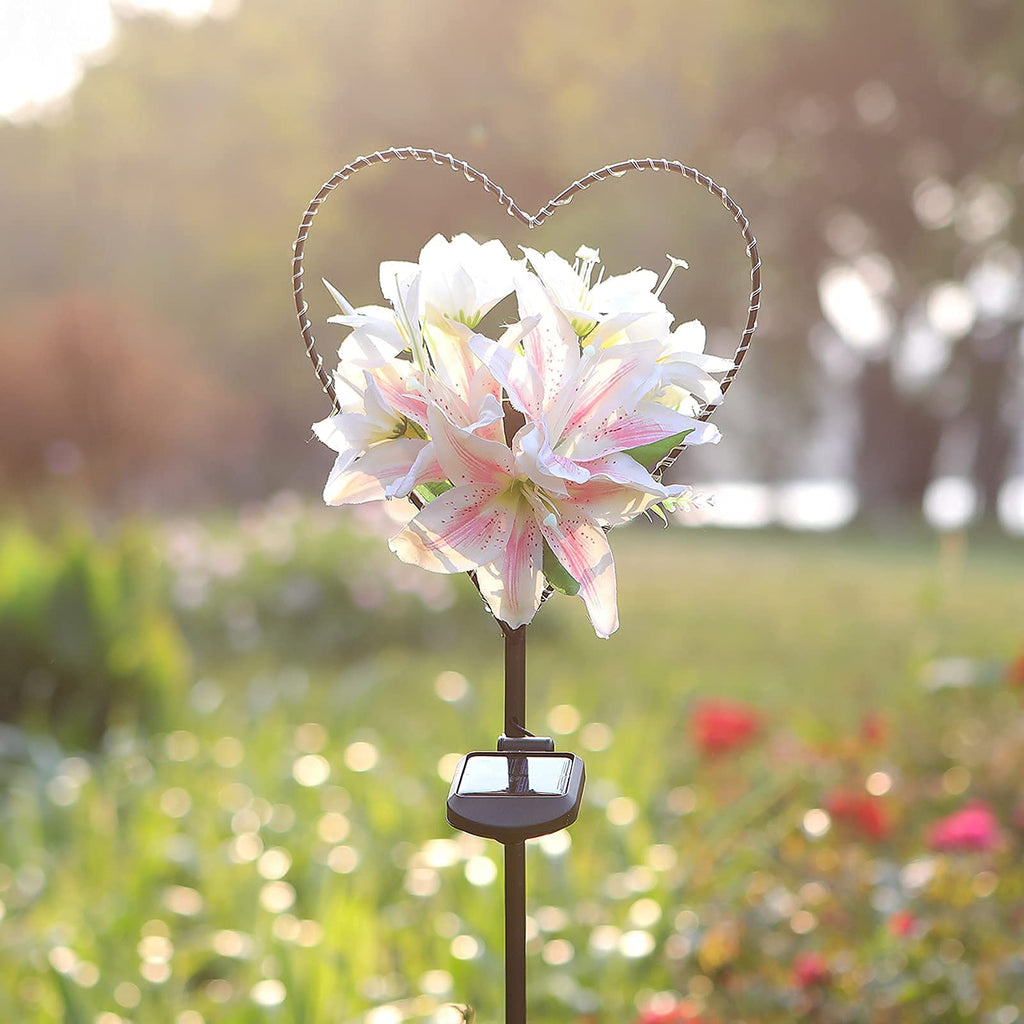 LumiLilie | Solar Gartenleuchte Herzform | Weiße Lilienblüten | 25 Warmweiße LEDs | IP64