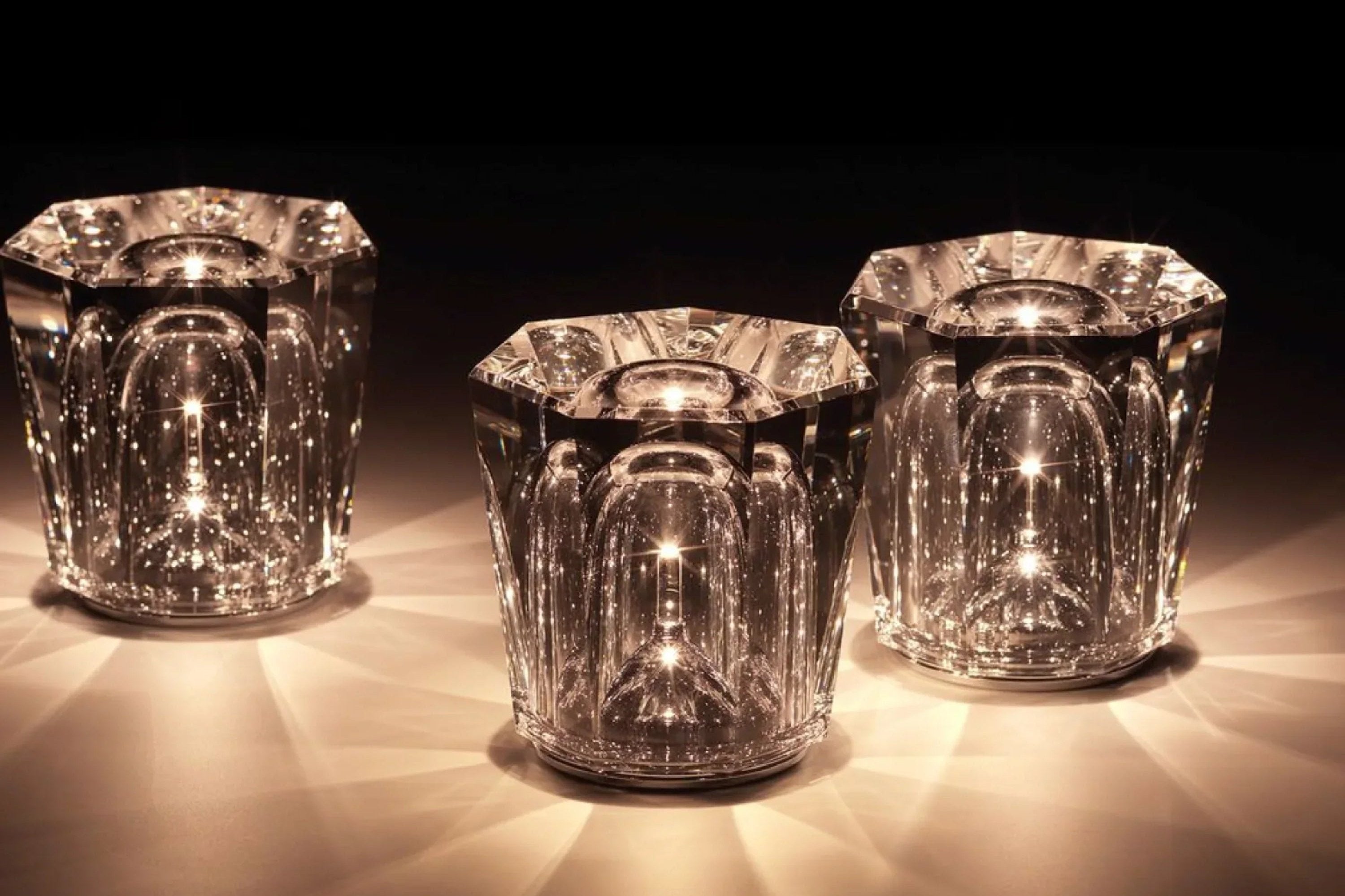 Crystal Table Lamp VÉLORIA | Diamond Optics & 360° Light Effects | Wireless & USB Rechargeable | Up to 12 Hours of Illumination