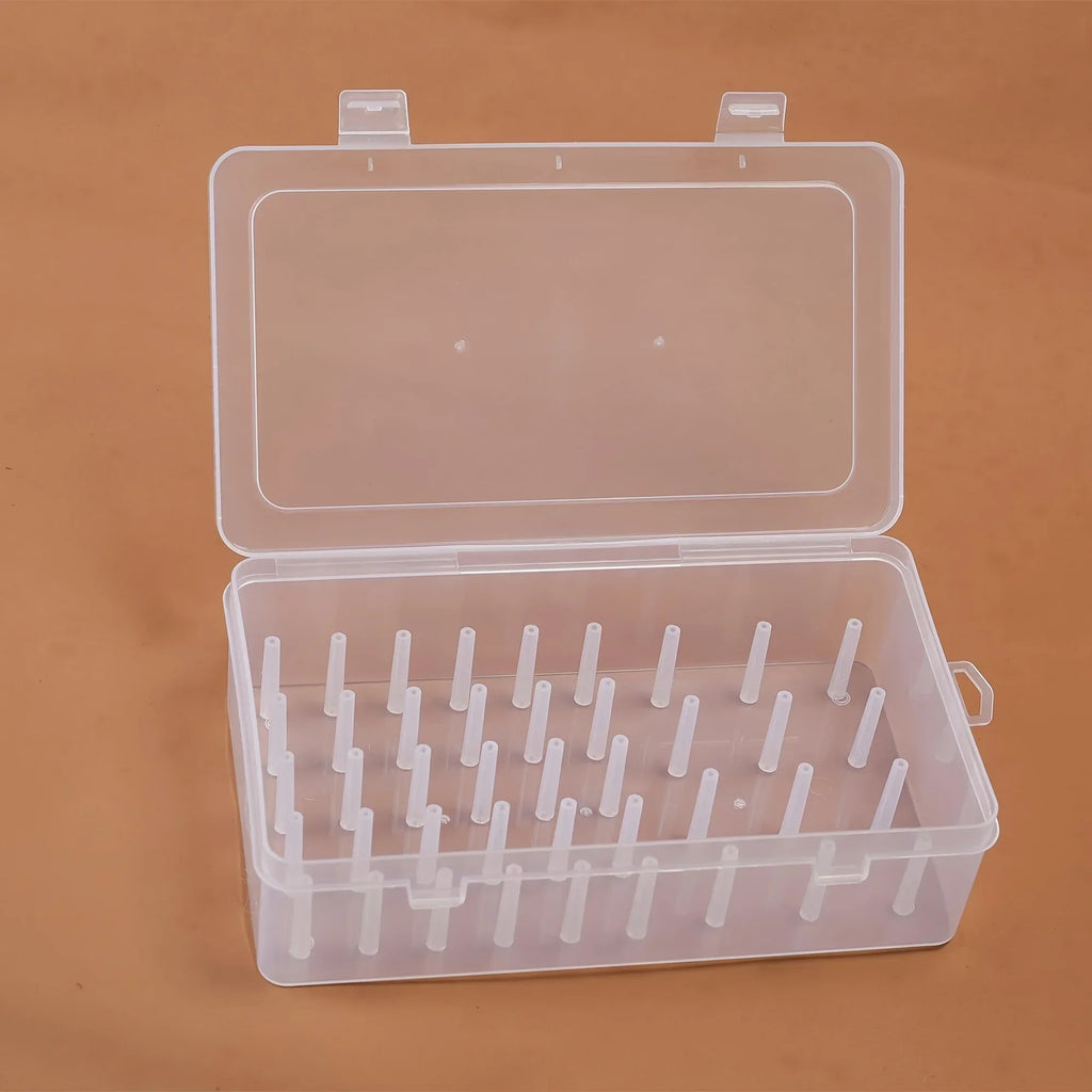 FadenFokus Nähgarn-Aufbewahrungsbox | 42 Spulenhalter | Transparent | PP-Kunststoff | Stapelbar | Doppelt verschließbar