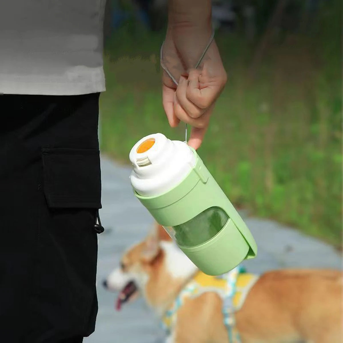 PawVoya | Tragbare Hunde Trinkflasche mit Futterbehälter | Wasser- & Futterspender für unterwegs | Reiseflasche für Hunde und Katzen