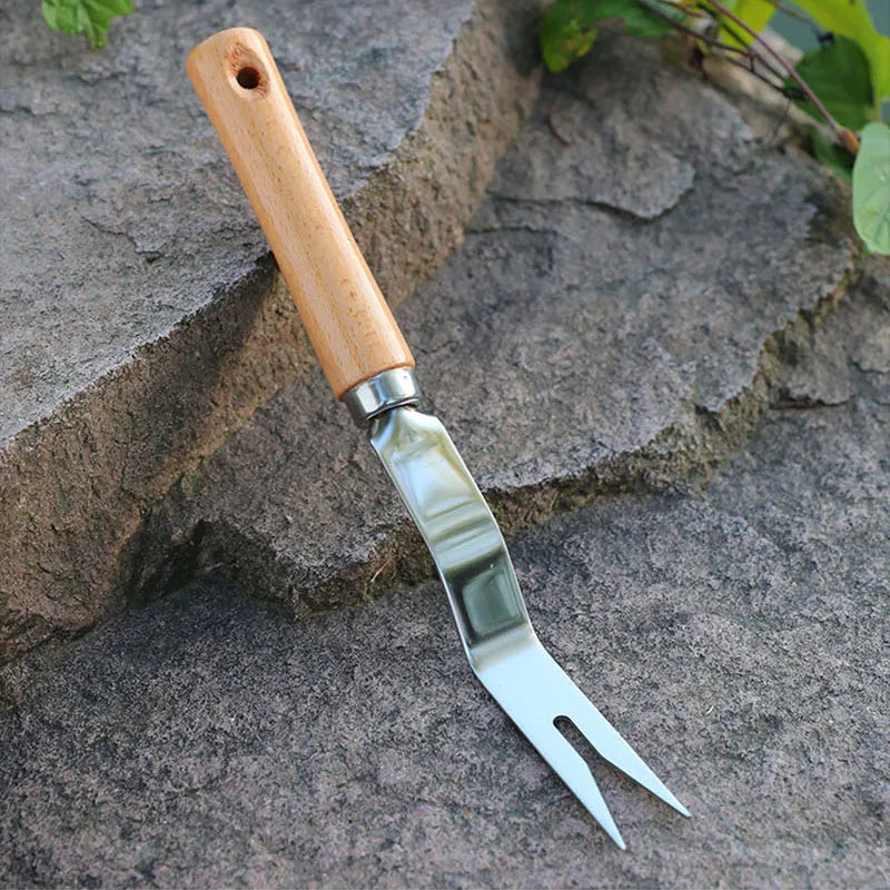 GardenMaster Unkrautentferner V-Form | Gartenwerkzeug mit Holzgriff | Edelstahl, ergonomisch & langlebig