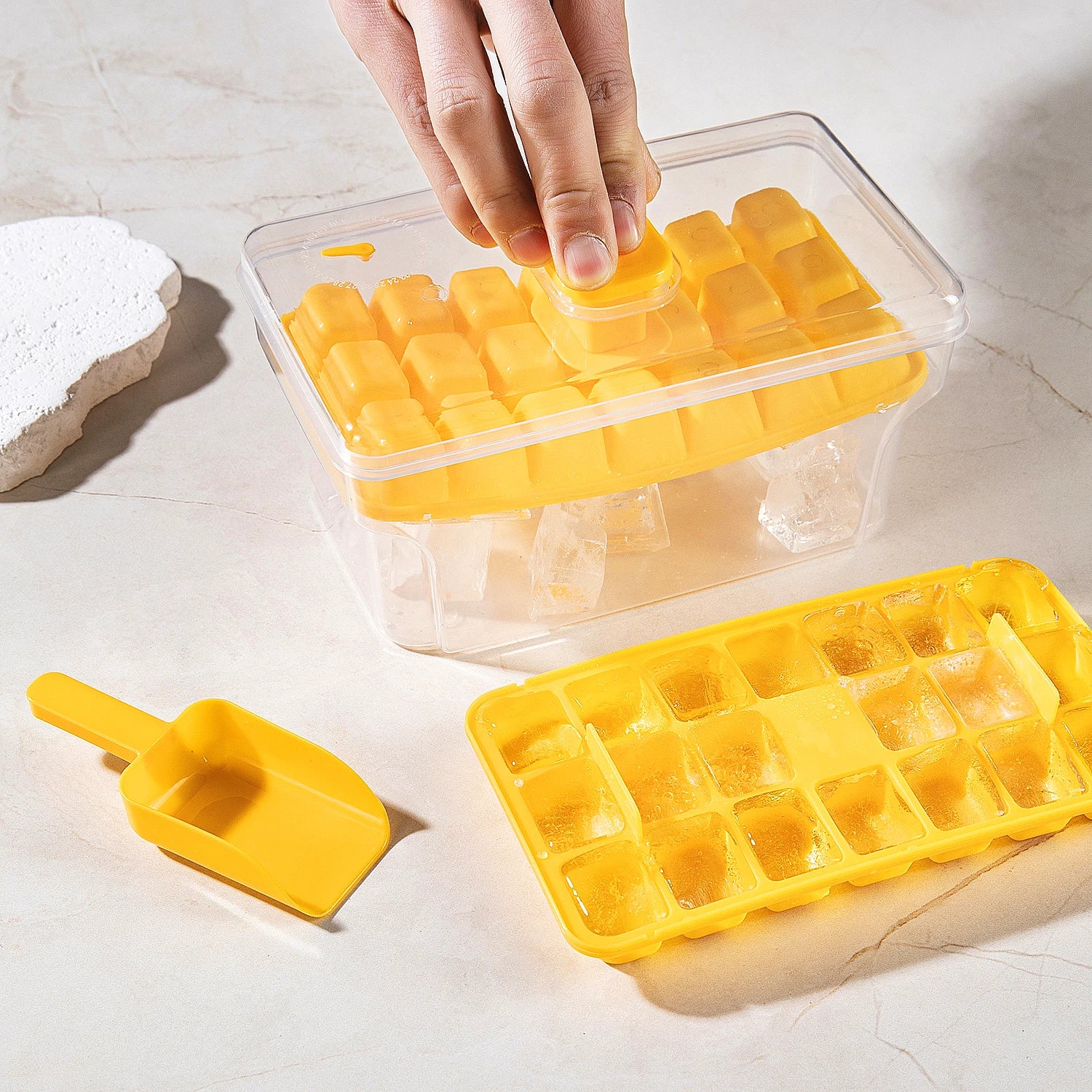FROSTIVIA Eiswürfelform mit Deckel & Box | 68 Eiswürfel | Press-Mechanismus | BPA-frei PP
