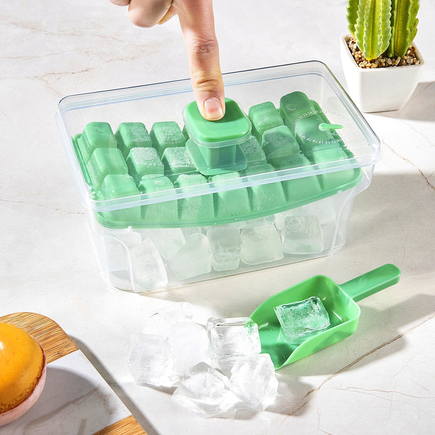 FROSTIVIA Eiswürfelform mit Deckel & Box | 68 Eiswürfel | Press-Mechanismus | BPA-frei PP