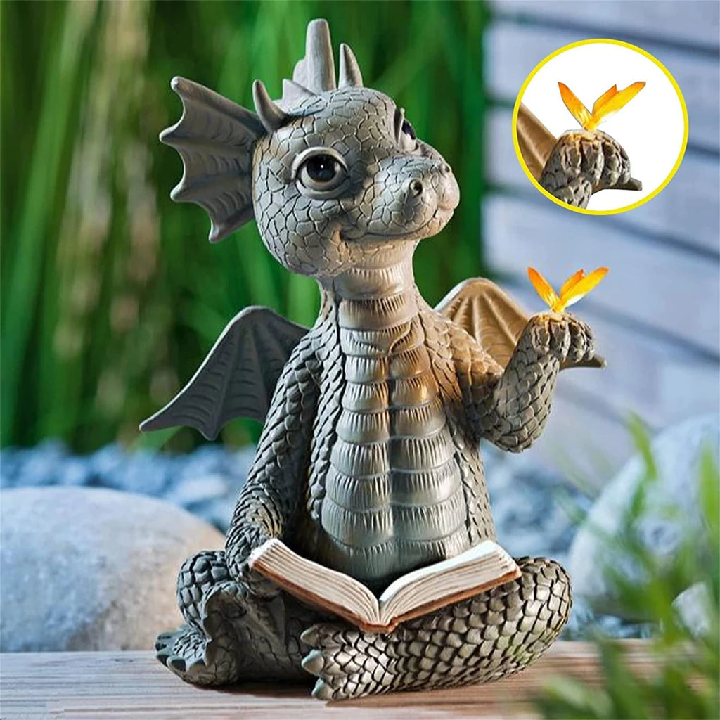 DrachenZauber Gartenfigur DrachenZauber | Kleine Lesender Drache | Resin Skulptur | Niedliche Drachen Deko für Garten & Zuhause