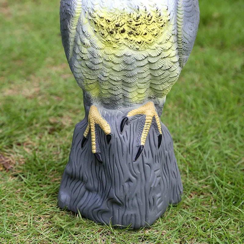 EagleGuard Künstlicher Adler Gartenlockvogel | PE Kunstharz | Falke Attrappe | Outdoor Deko