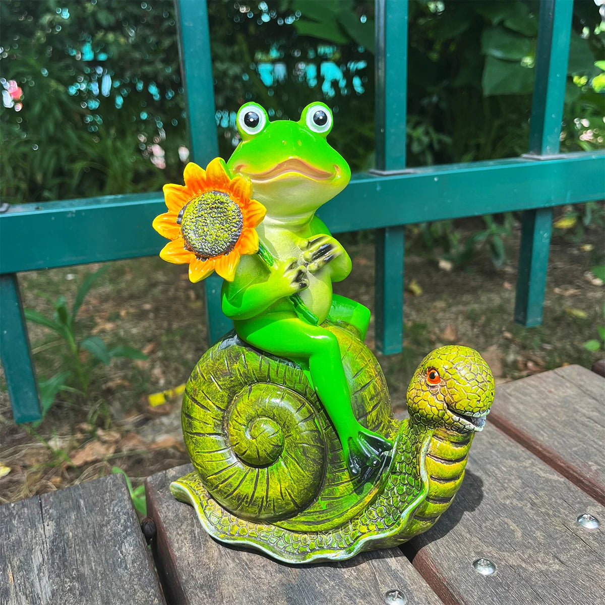 Frosolino | Froschfigur auf Schnecke aus Kunstharz | Wetterfeste Gartenstatue für Rasen, Terrasse und Blumenbeete