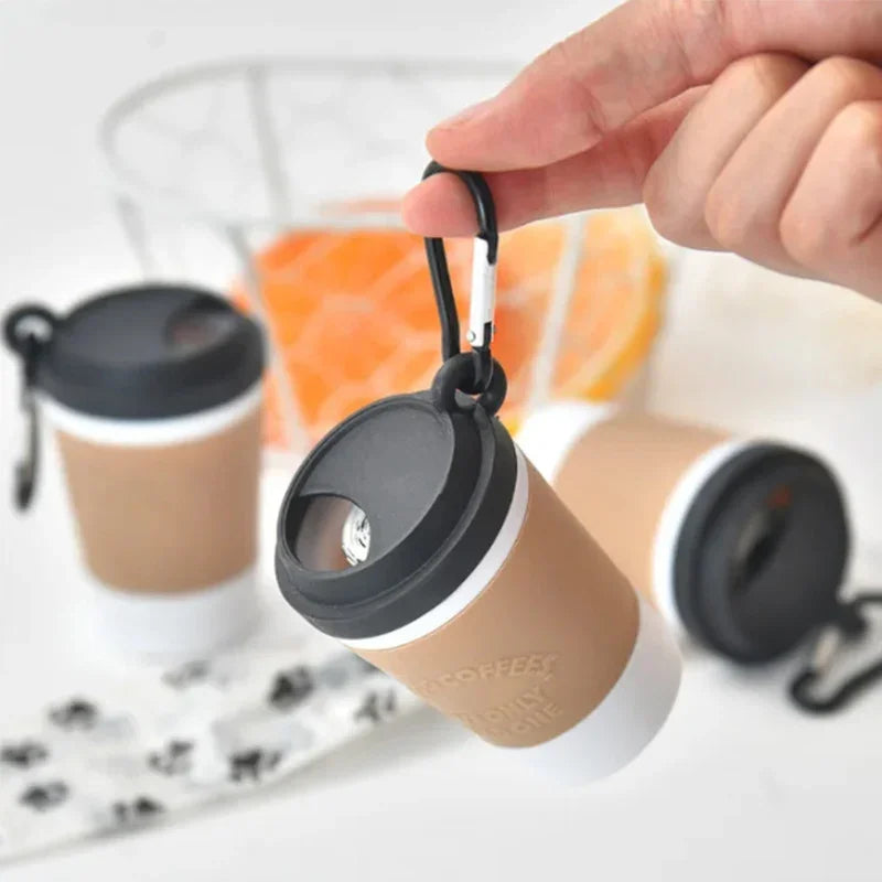PawCup Kotbeutelspender | Tragbarer Hundekot-Behälter im Coffee-Cup-Design | Für Spaziergänge & Reisen
