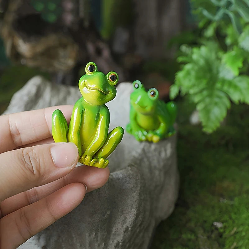 Frosalia | Mini-Froschfigur aus Kunstharz | Dekorative Gartenfigur für Blumentöpfe, Sukkulenten und Miniaturlandschaften