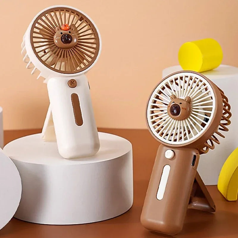 BreezeCap Mini-Handventilator | Tragbarer USB-Ventilator | 3-Gang Windstärke | Cartoon Capibara Design | Sommer Cooling