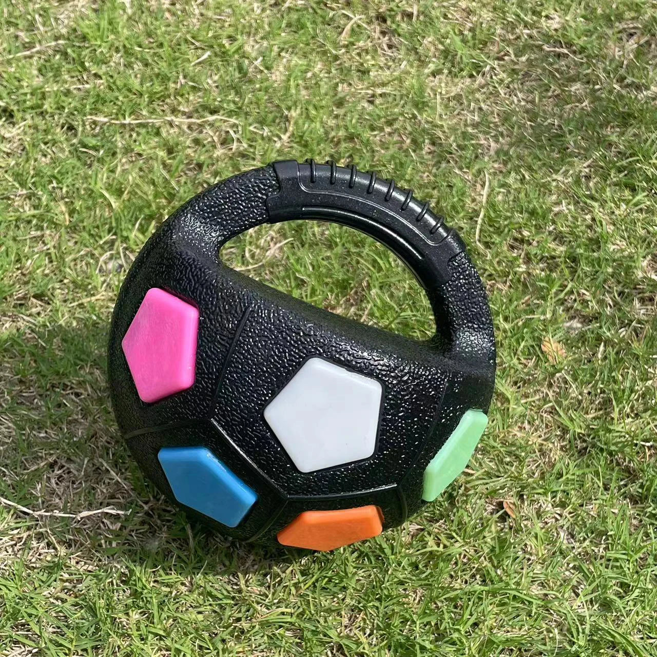 FurVivo Hundespielzeug Ball | Football-Design | Robuster Kautschuk | Quietschend & Zahnfreundlich