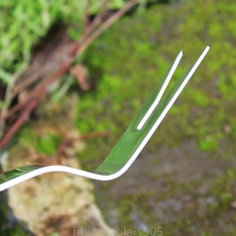 GardenMaster Unkrautentferner V-Form | Gartenwerkzeug mit Holzgriff | Edelstahl, ergonomisch & langlebig
