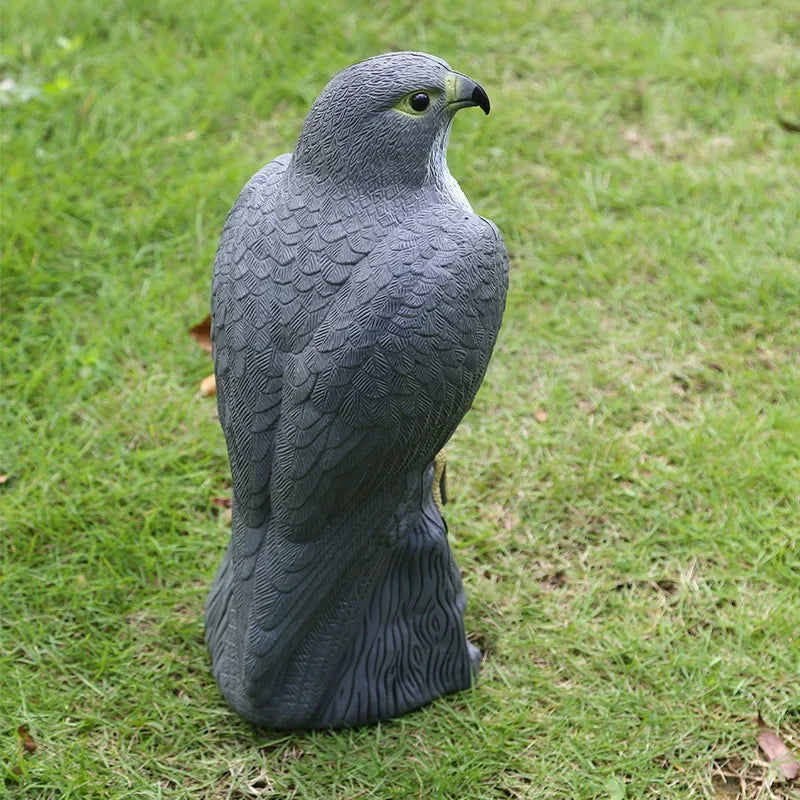 EagleGuard Künstlicher Adler Gartenlockvogel | PE Kunstharz | Falke Attrappe | Outdoor Deko