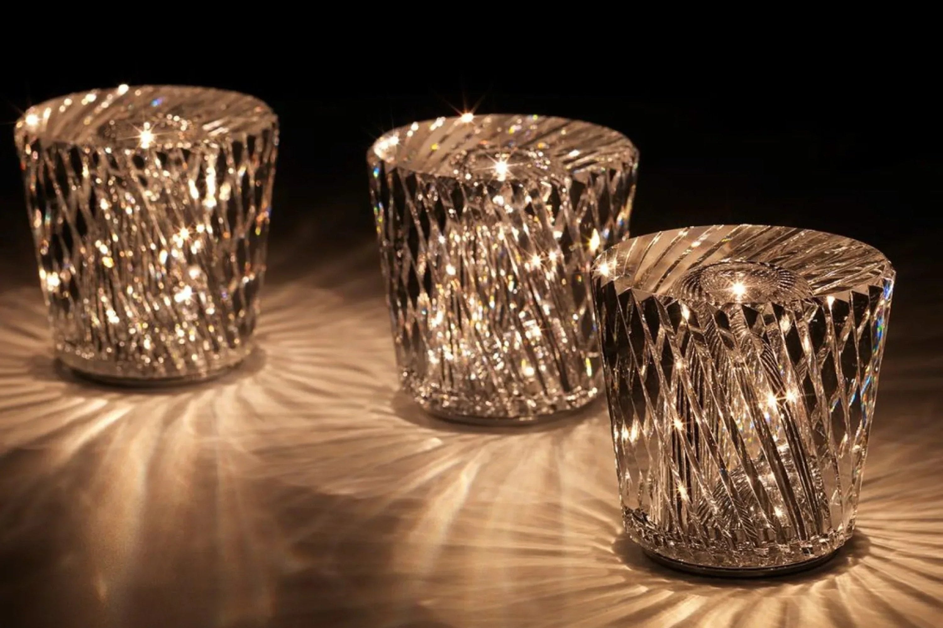 Crystal Table Lamp VÉLORIA | Diamond Optics & 360° Light Effects | Wireless & USB Rechargeable | Up to 12 Hours of Illumination