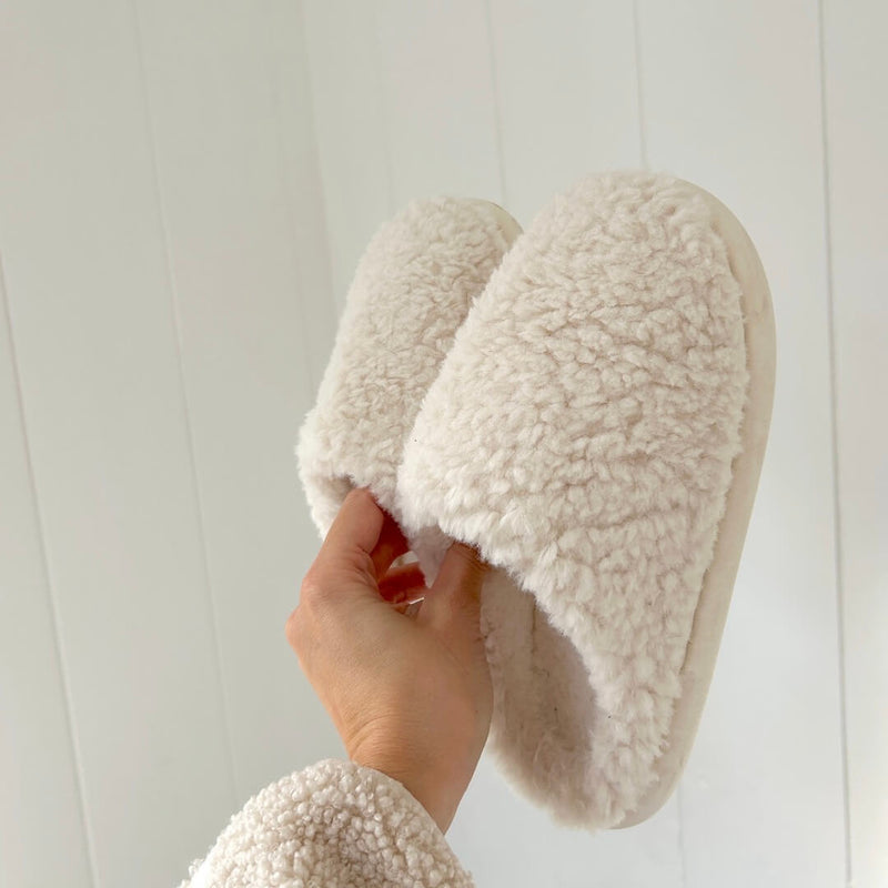 Flauschio | Warm Slippers | Sherpa Style | Faux Fur & Non-Slip Rubber Sole