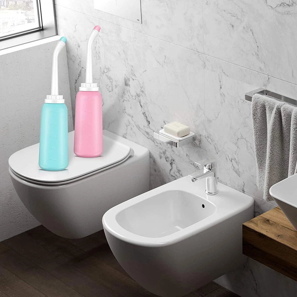 Aquamora Tragbares Bidet 500 ml | Sanfte Intimhygiene | Handbrause für Reisen & Zuhause | Wiederverwendbare Wasserflasche